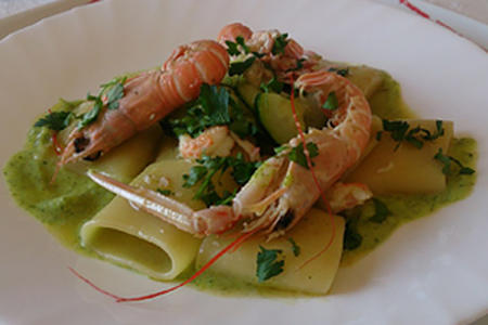 Paccheri and scampi in creamed courgettes